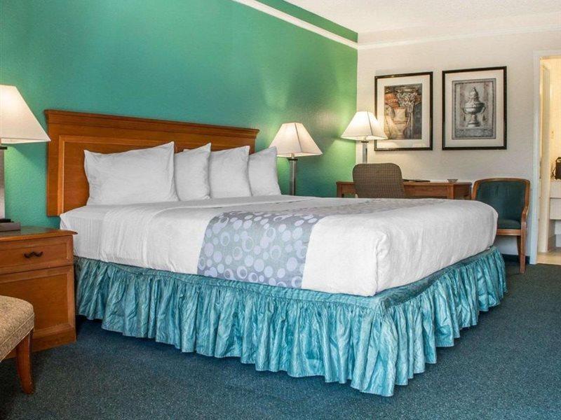 Quality Inn Tulsa Central Buitenkant foto