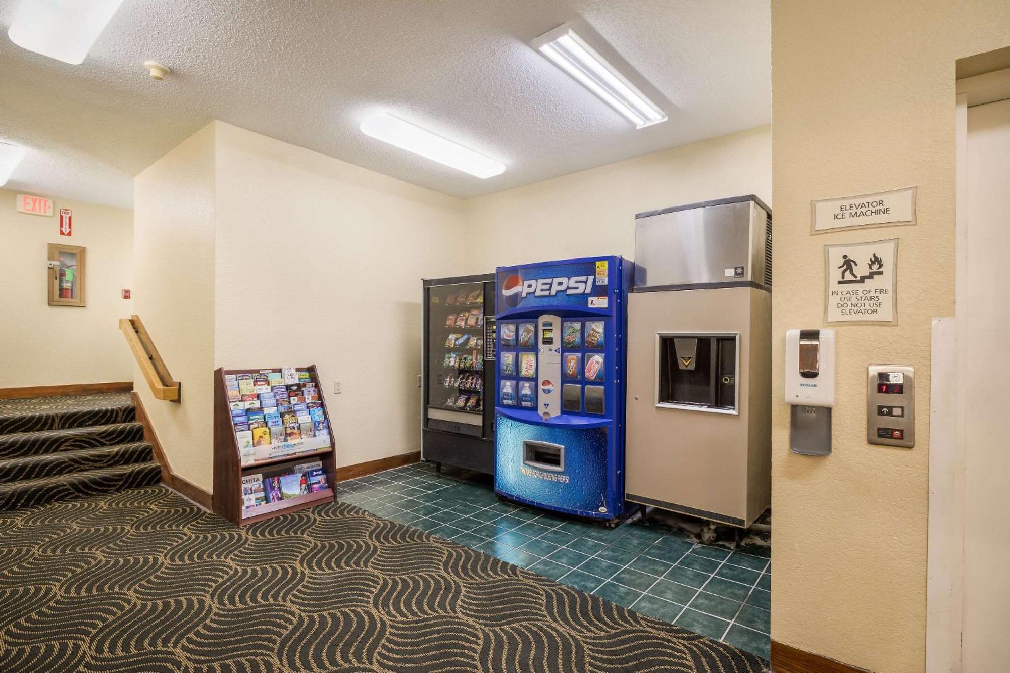 Quality Inn Tulsa Central Buitenkant foto